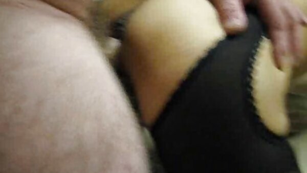 Slutty Asian chick ត្រូវ​បាន​គេ​ចាប់​ដាក់​ក្នុង​ទីតាំង​បេសកជន និង​ឆ្កែ
