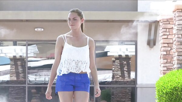 Cum ស្លុតញៀន Smokie Flame ផ្តល់ឱ្យផ្លុំផ្លុំនៅក្នុងបន្ទប់តូចមួយ